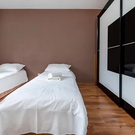 Park Zrodliska Spacious By Bookinghost *